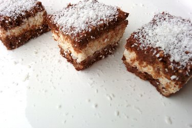 Carrés de cacao garnis au quark et à la noix de coco