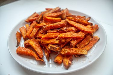 Frites de patates douces cuites dans une friteuse à air chaud (sucrées)