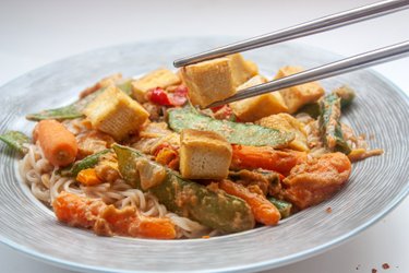 Nouilles au tofu et sauce aux cacahuètes (jusqu'à 5 ingrédients)