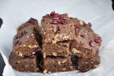 Brownies sans gluten aux haricots noirs, canneberges, noix de coco et noix