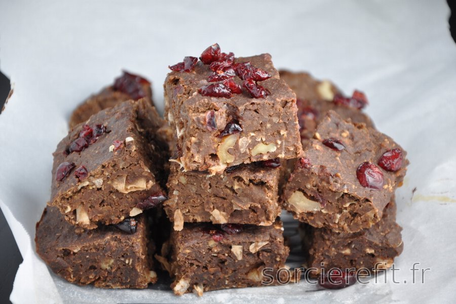 Brownies sans gluten aux haricots noirs, canneberges, noix de coco et noix