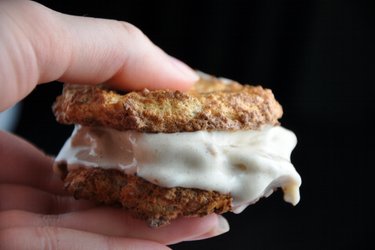 Biscuits aux amandes et à la noix de coco fourrés à la glace à la banana (sans gluten)