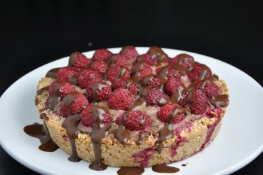 Gâteau aux framboises fourré à l’avocat et au cacao (sans gluten)