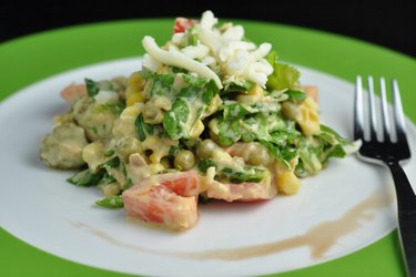 Salade équilibrée au thon, petits pois et fromage