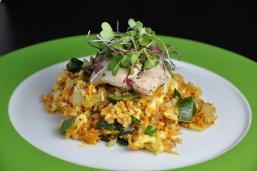 Filets de poulet légers servis sur une salade de sarrasin, carotte et poireau