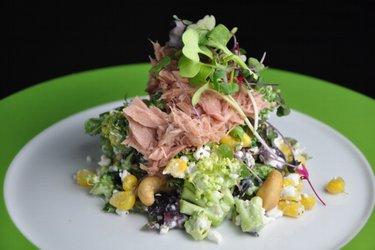 Salade de brocoli équilibrée et fromage cottage, thon et maïs