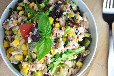 Salade de thon, légumes et pâtes équilibrée