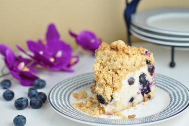 Gâteau au yaourt et aux myrtilles avec crumble croustillant