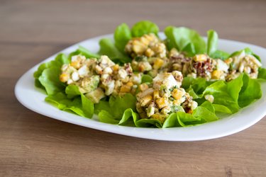 Délicieuse salade saine à l'avocat et aux œufs