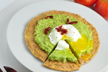 Pizza au thon et à l'avocat pauvre en glucides et œuf poché