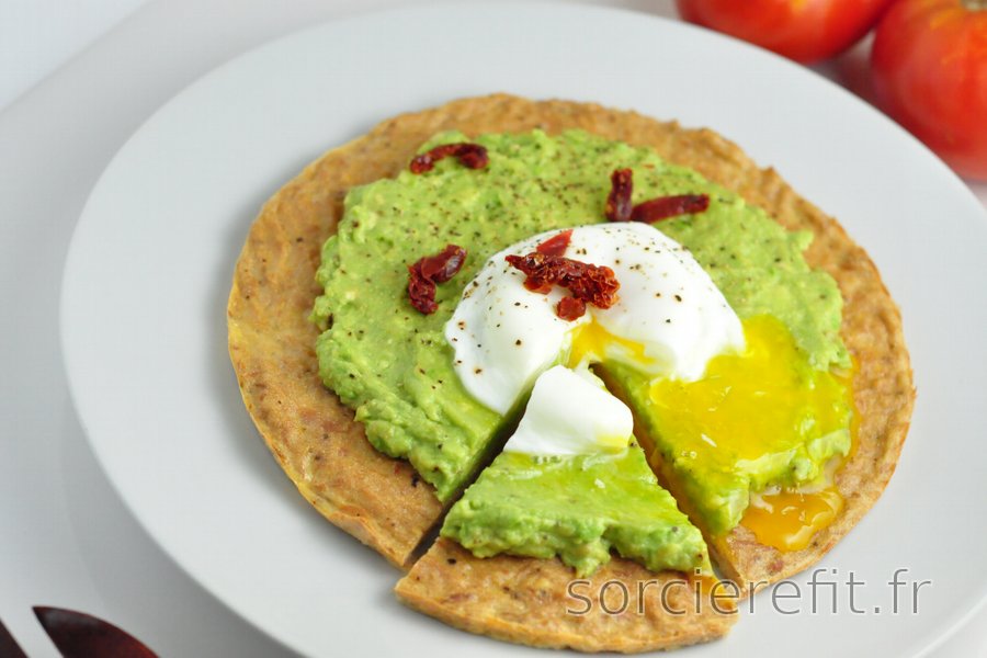 Pizza au thon et à l'avocat pauvre en glucides et œuf poché