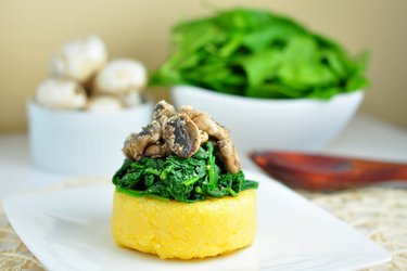 Polenta rapide aux épinards et champignons