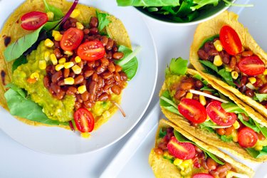 Tortillas de maïs fourrées à l'avocat et aux haricots