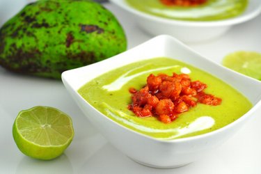 Soupe d'avocat froide et crevettes épicées