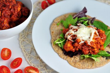 Blancs de poulet barbecue sains en tortillas à l'épeautre