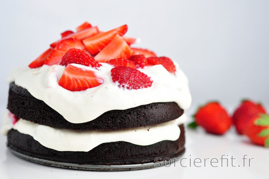Gâteau au cacao sain et sans farine et crème de quark et fraises