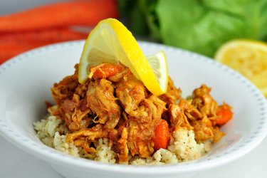 Filets de poulet, carottes et 'riz' de chou-fleur pauvres en glucides