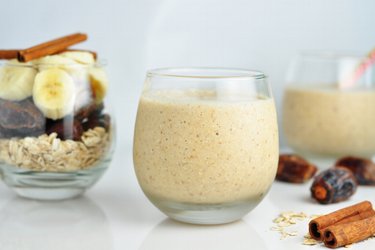 Smoothie aux flocons d'avoine et à la banane pour le petit-déjeuner