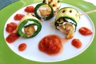 Rouleaux au poulet et à la courgette, fromage blanc et sauce tomate