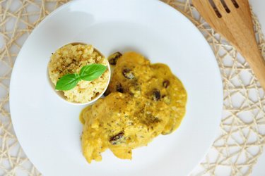 Blancs de poulet sauce exotique coco-mangue et millet