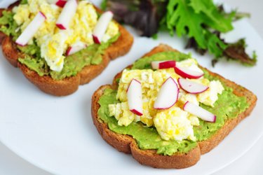 Toasts sains à l'avocat, œufs brouillés et radis