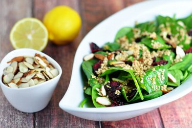 Salade d'épinards sauce moutarde, miel et graines de sésame