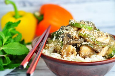 Blancs de poulet santé courgette, champignons et graines de sésame