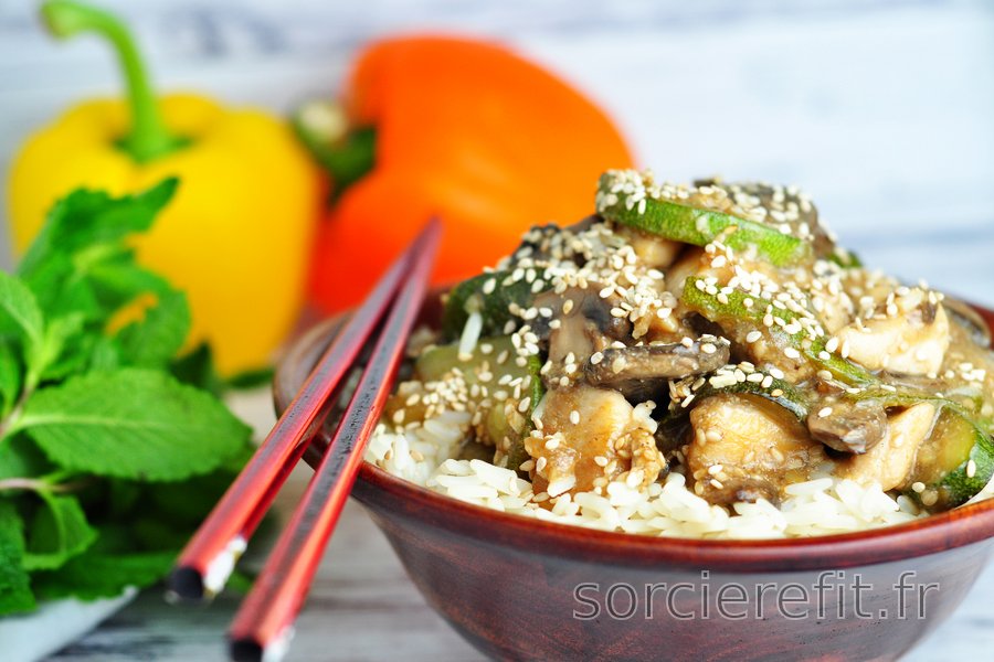 Blancs de poulet santé courgette, champignons et graines de sésame