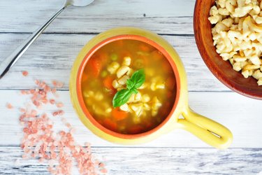 Soupe santé de carottes, pois et vermicelles de pois chiches