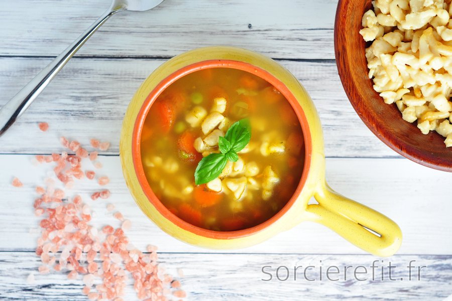 Soupe santé de carottes, pois et vermicelles de pois chiches