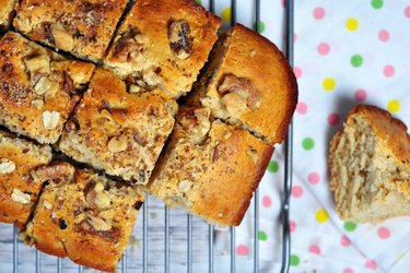 Cake doré à l'épeautre et aux noix