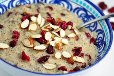 Boulgour au lait avec des graines de chia et de la canneberge