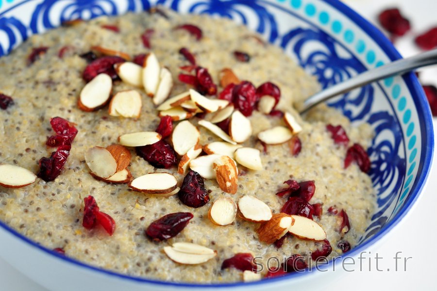 Boulgour au lait avec des graines de chia et de la canneberge