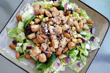 Salade équilibrée au poulet, oignons rouges et amandes