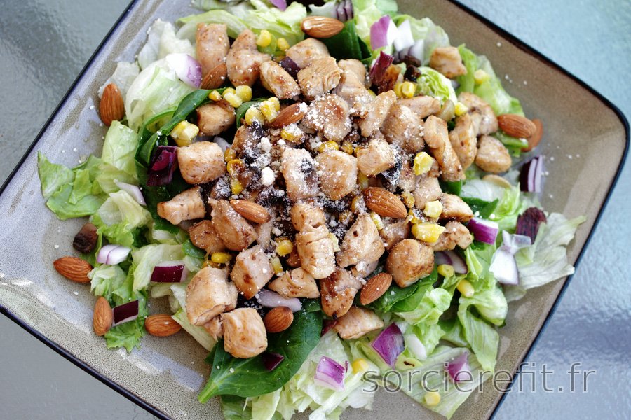Salade équilibrée au poulet, oignons rouges et amandes