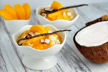 Pouding de riz au lait à la vanille et à la mangue