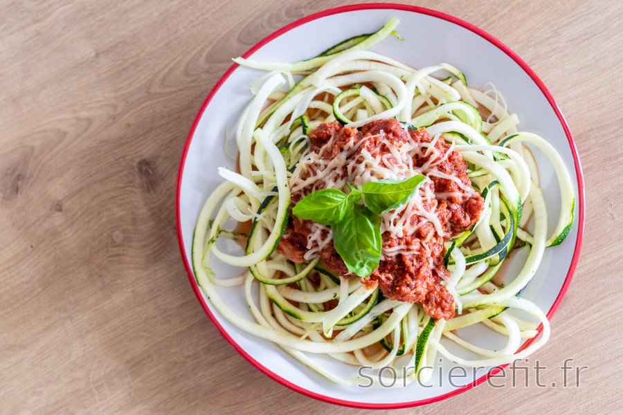 "Spaghettis" de courgette équilibrés et sauce au thon