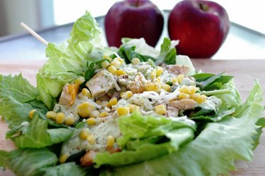 Sandwich léger au poulet en salade et sauce à l’avocat