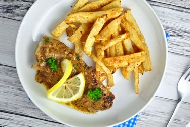 Cabillaud braisé au citron et à l'ail, avec des frites de cèleri