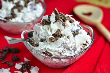 Crème Raffaello délicieuse au fromage blanc, cerises et chocolat