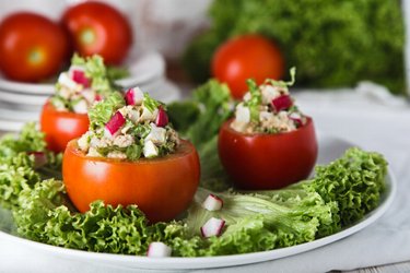 Salade thon-œuf servie dans une tomate