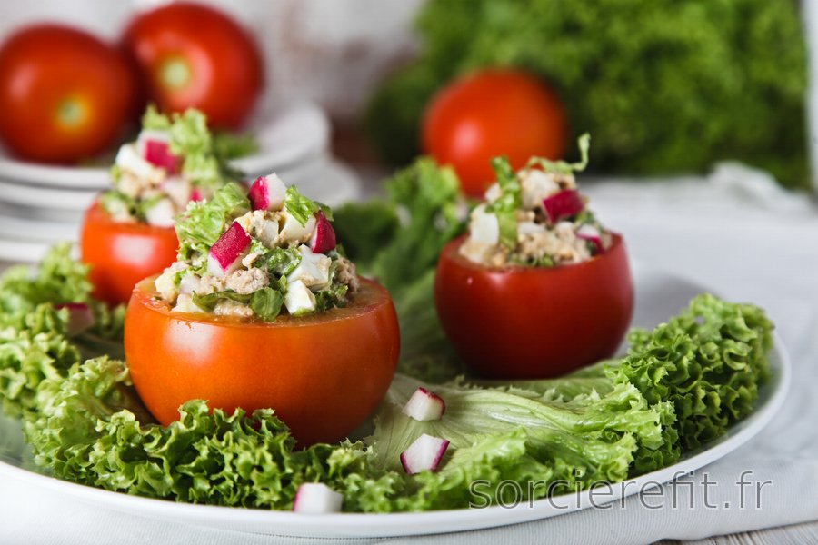 Salade thon-œuf servie dans une tomate