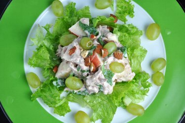 Salade de thon saine aux légumes et aux fruits