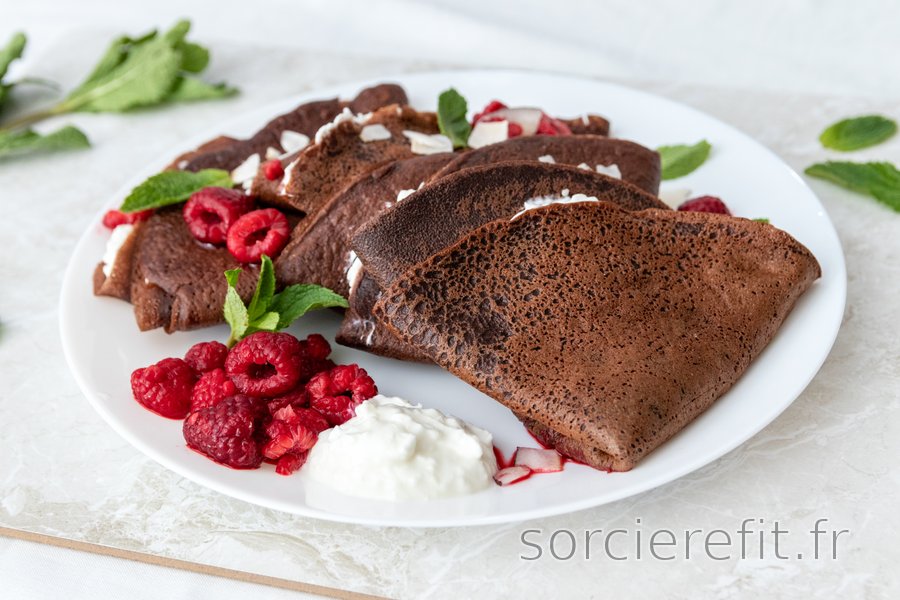 Crêpes à la farine d'épeautre avec de la ricotta et des framboises chaudes