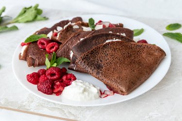 Crêpes à la farine d'épeautre avec de la ricotta et des framboises chaudes