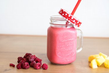 Smoothie sain et crémeux aux framboises et à l'ananas