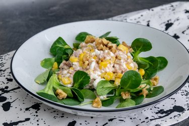 Salade au thon, fromage blanc, maïs et noix