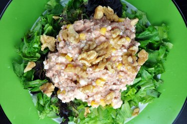 Salade au thon, fromage blanc, maïs et noix