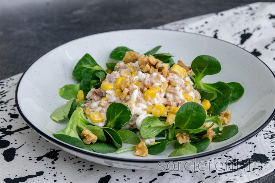 Salade au thon, fromage blanc, maïs et noix