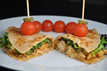 Poulet stroganov équilibré dans des tortillas au blé complet et fromage